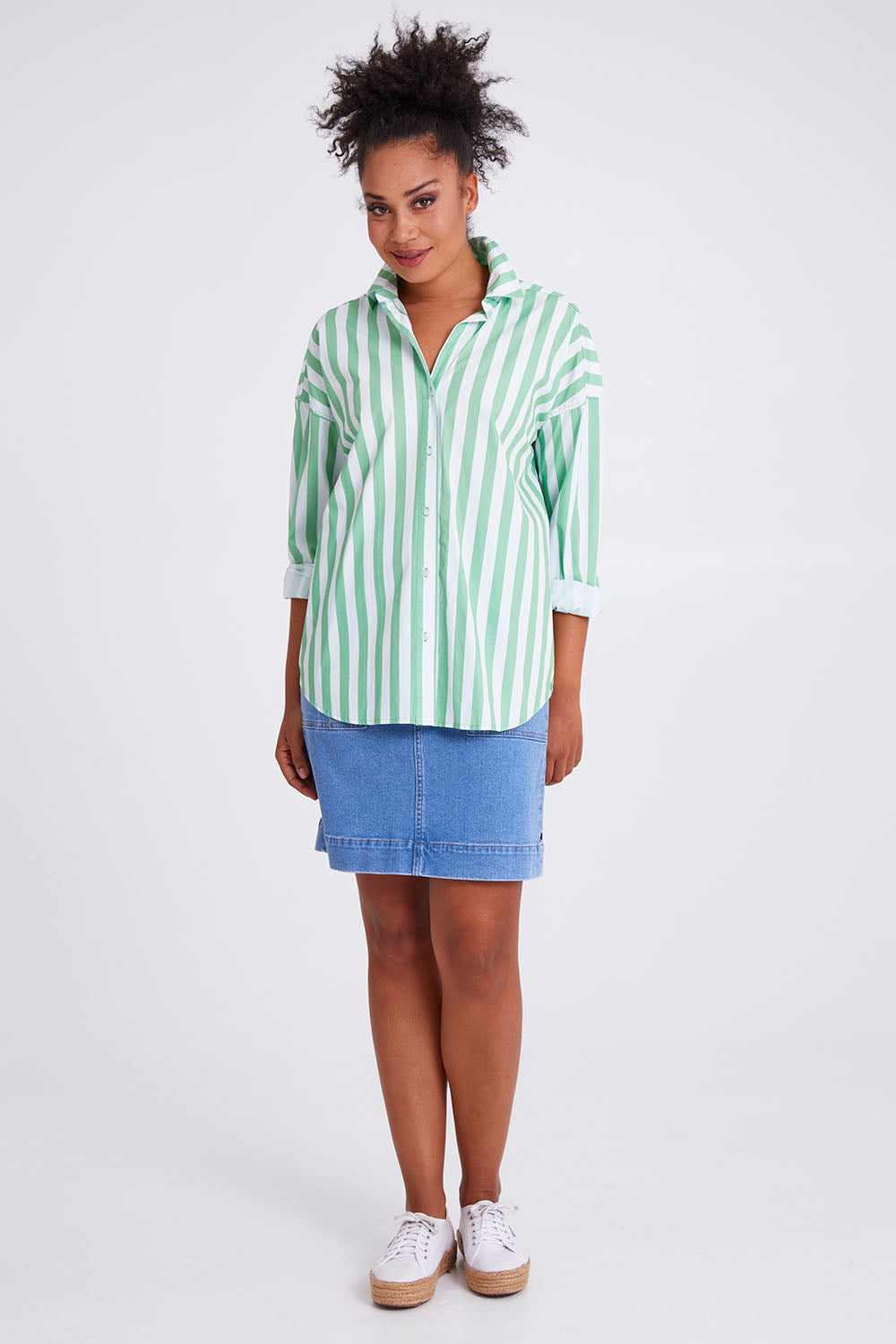 Model Olivia wearing size 10 of the Delia Shirt in colour Meadowwhit (Green), from the front, showing the whole outfit