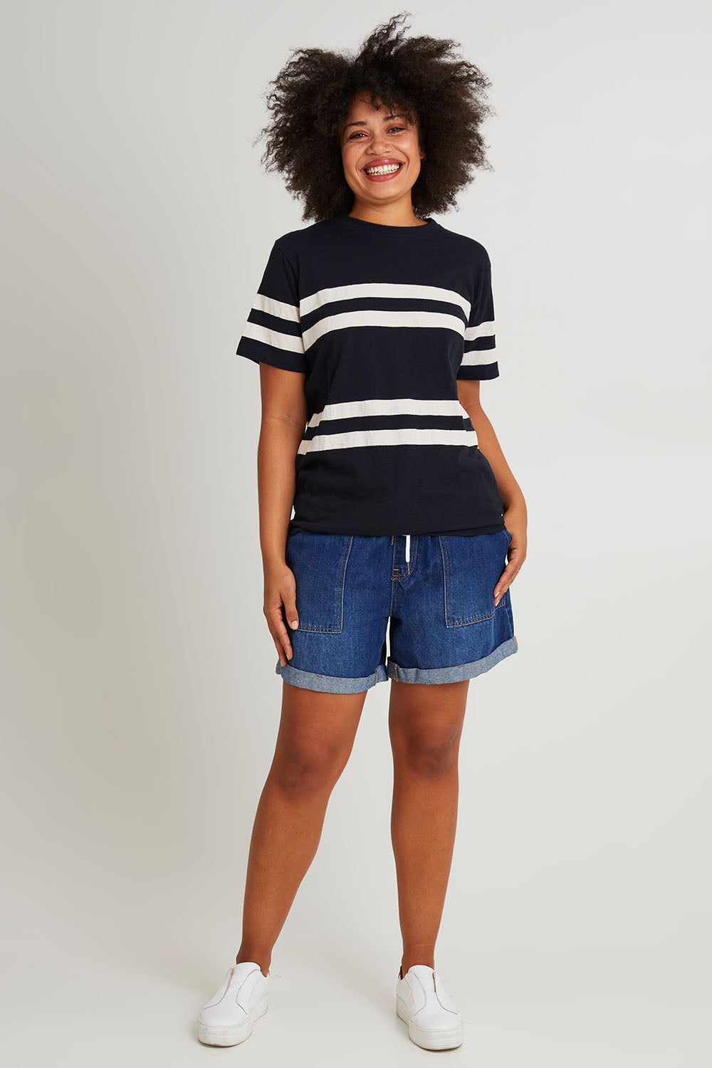 Model Olivia wearing size 10 of the Allegra Ss Tee in colour Navywhite (Blue), from the front, showing the whole outfit