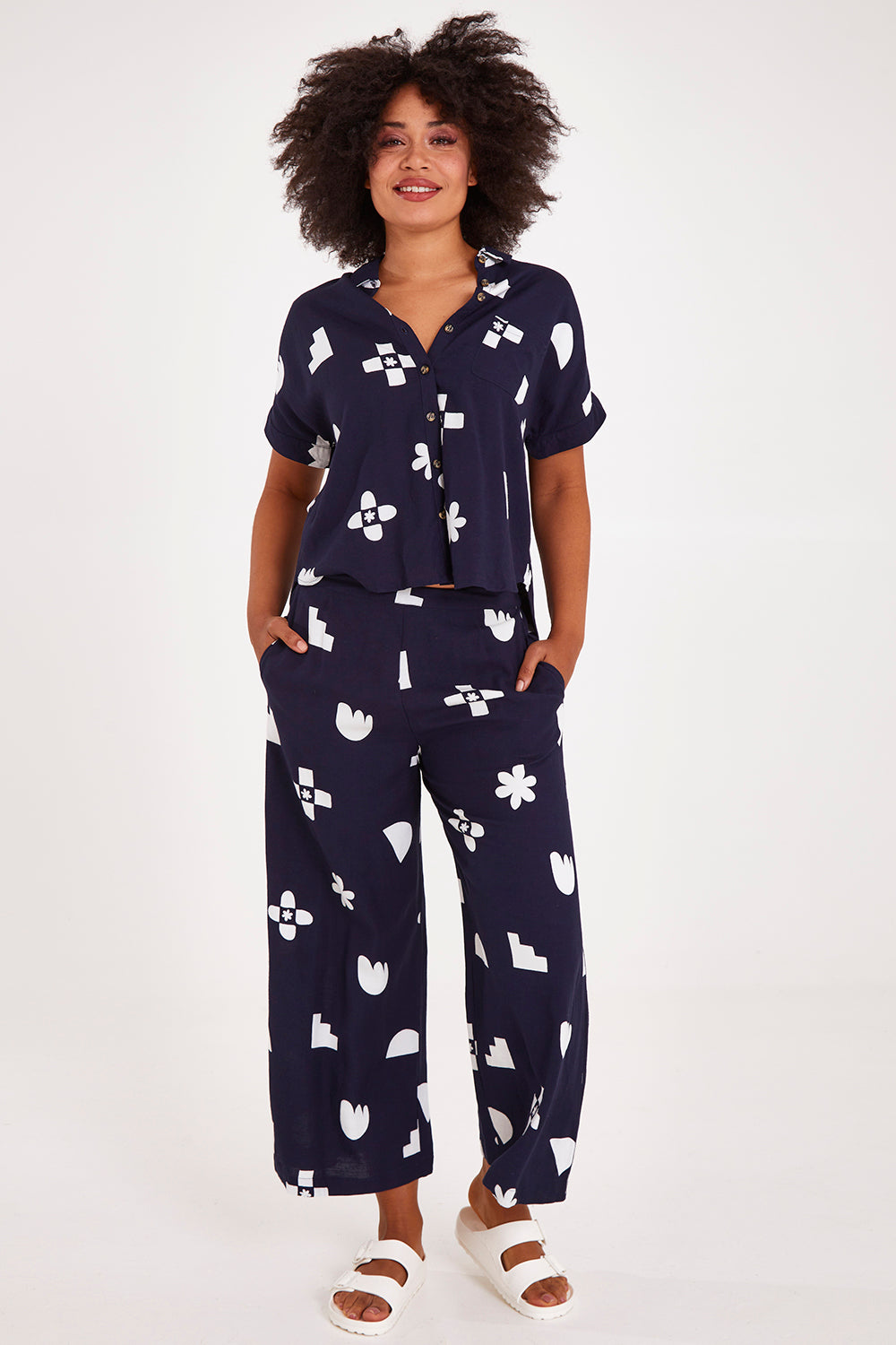 Model Olivia wearing size 10 of the Ellipse Wide Leg Pant in colour Ellipse (Blue), from the front, showing the whole outfit
