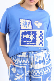 A model wearing the Holiday Sun Tee in colour Cerulean (Blue), from the front, cropped image