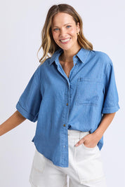 A model wearing the Blissful Chambray Ss Shirt in colour Midblue (Blue), from the front, cropped image