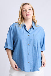 A model wearing the Blissful Chambray Ss Shirt in colour Midblue (Blue), from the front, cropped image