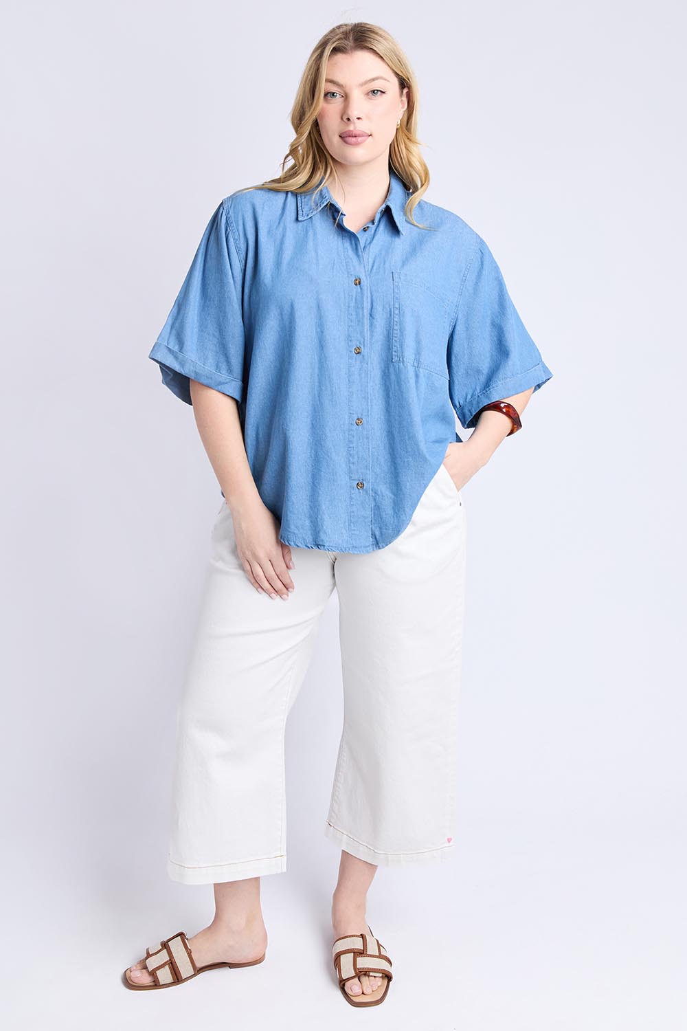 A model wearing the Blissful Chambray Ss Shirt in colour Midblue (Blue), from the front, showing the whole outfit