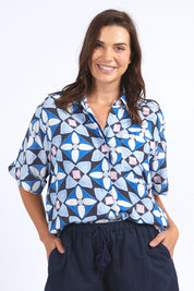 A model wearing the Painted Tile Linen Blend Shirt in colour Geoprint (Blue), from the front, cropped image