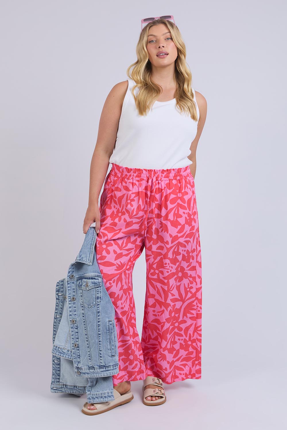 A model wearing the Sunset Hour Linen Blend Pant in colour Sunset (Pink), from the front, showing the whole outfit