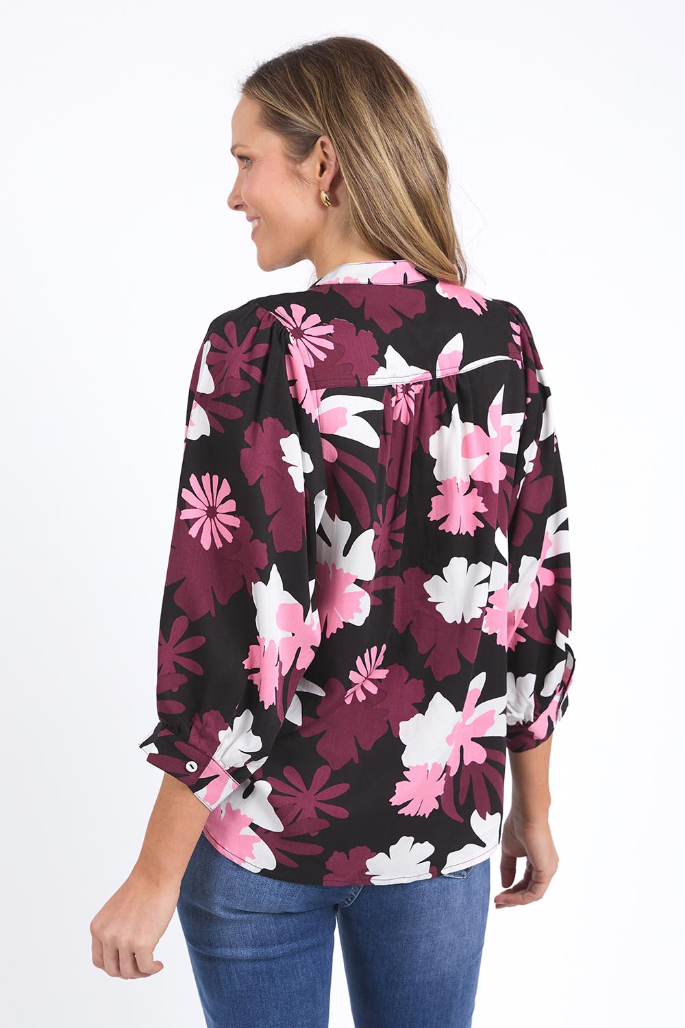A model wearing the Hadley Floral Lyocell Linen Top in colour Hadleyprin, from the back