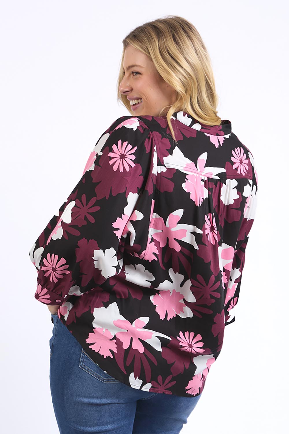 A model wearing the Hadley Floral Lyocell Linen Top in colour Hadleyprin, from the back