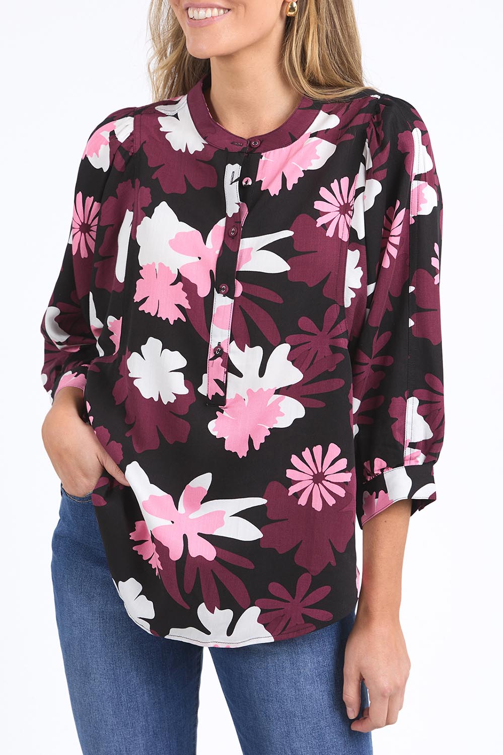 A model wearing the Hadley Floral Lyocell Linen Top in colour Hadleyprin, from the front, cropped image