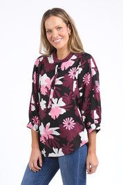 A model wearing the Hadley Floral Lyocell Linen Top in colour Hadleyprin, from the front, cropped image