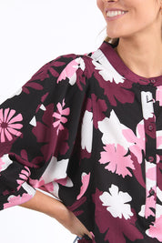 A model wearing the Hadley Floral Lyocell Linen Top in colour Hadleyprin, from the front, cropped image