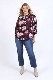 A model wearing the Hadley Floral Lyocell Linen Top in colour Hadleyprin, from the front, showing the whole outfit