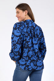 A model wearing the Riley Lyocell Linen Blouse in colour Print (Blue), from the back