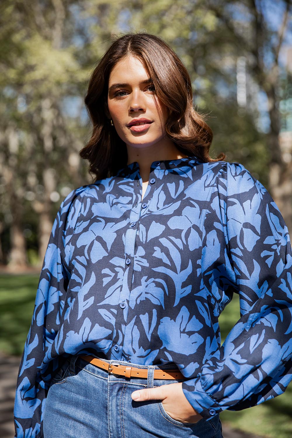 A model wearing the Riley Lyocell Linen Blouse in colour Print (Blue), from the front, cropped image