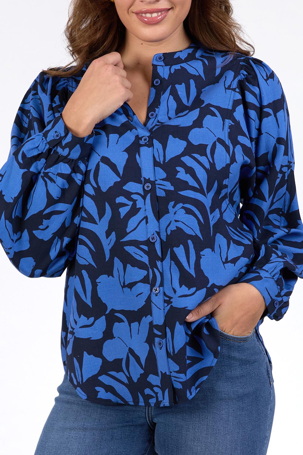 A model wearing the Riley Lyocell Linen Blouse in colour Print (Blue), from the front, cropped image