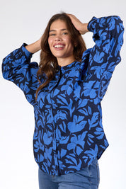 A model wearing the Riley Lyocell Linen Blouse in colour Print (Blue), from the front, cropped image