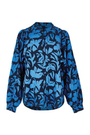 Product shot of the Riley Lyocell Linen Blouse in colour Print (Blue), from the front