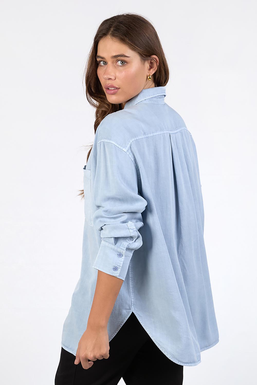 A model wearing the Brooklyn Lyocell Linen Shirt in colour Skyblue (Blue), from the back