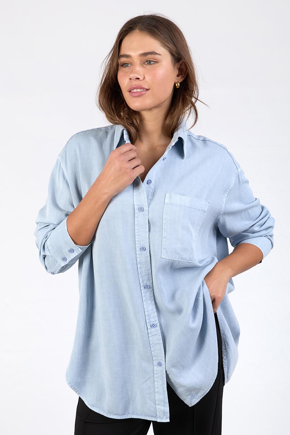 A model wearing the Brooklyn Lyocell Linen Shirt in colour Skyblue (Blue), from the front, cropped image