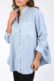 A model wearing the Brooklyn Lyocell Linen Shirt in colour Skyblue (Blue), from the front, cropped image