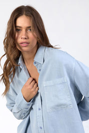 A model wearing the Brooklyn Lyocell Linen Shirt in colour Skyblue (Blue), from the front, showing the whole outfit