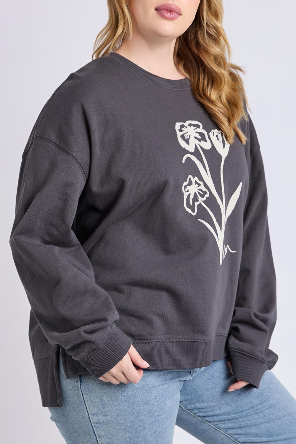 A model wearing the Tulip Cotton Crew in colour Washblack (Black), from the front, cropped image