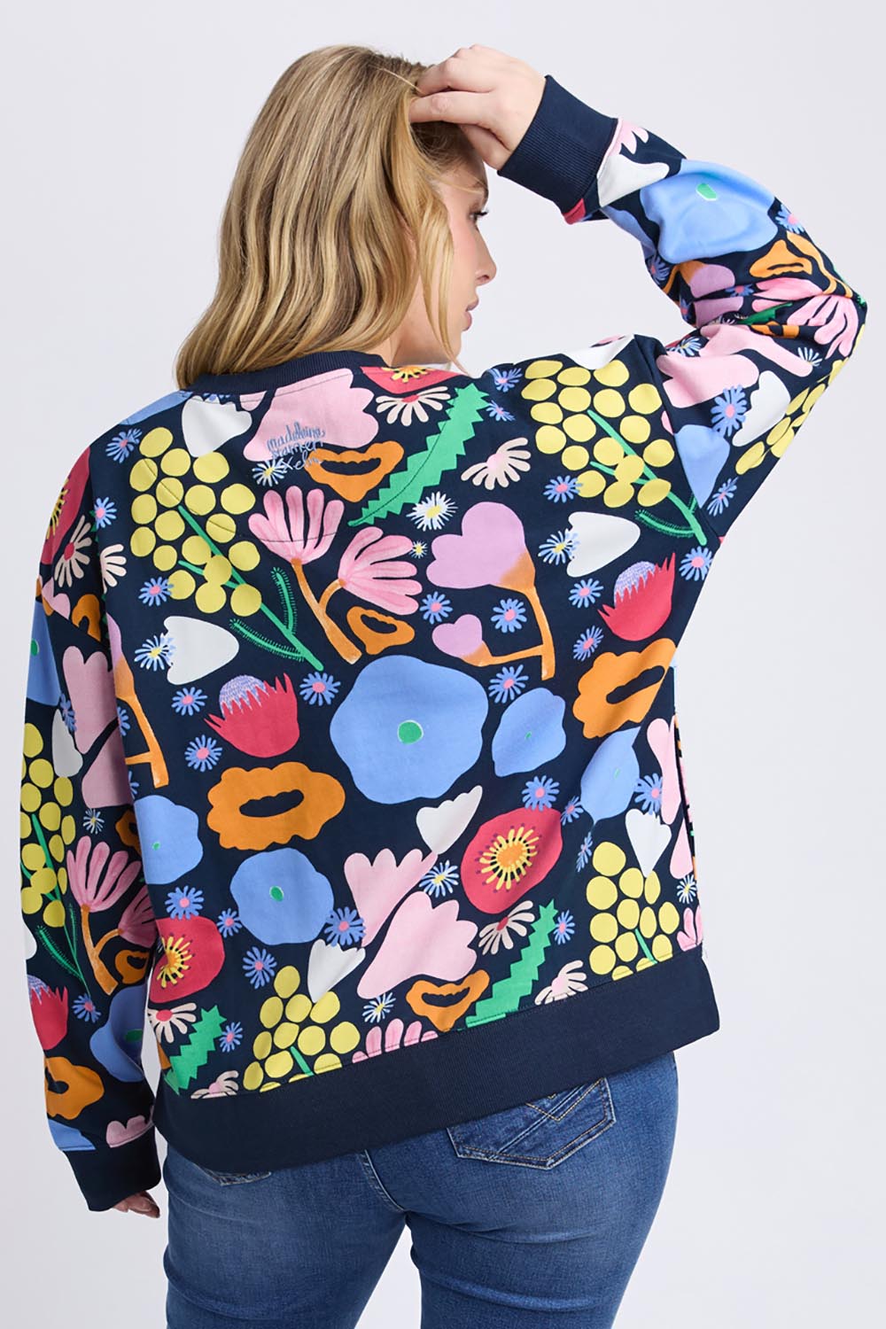 A model wearing the Flower Medley Cotton Crew in colour Multiflora, from the back