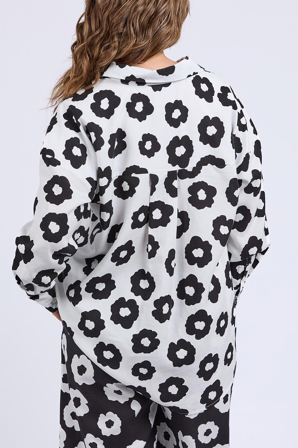 A model wearing the Azalea Lyocell Linen Shirt in colour Mars, from the back