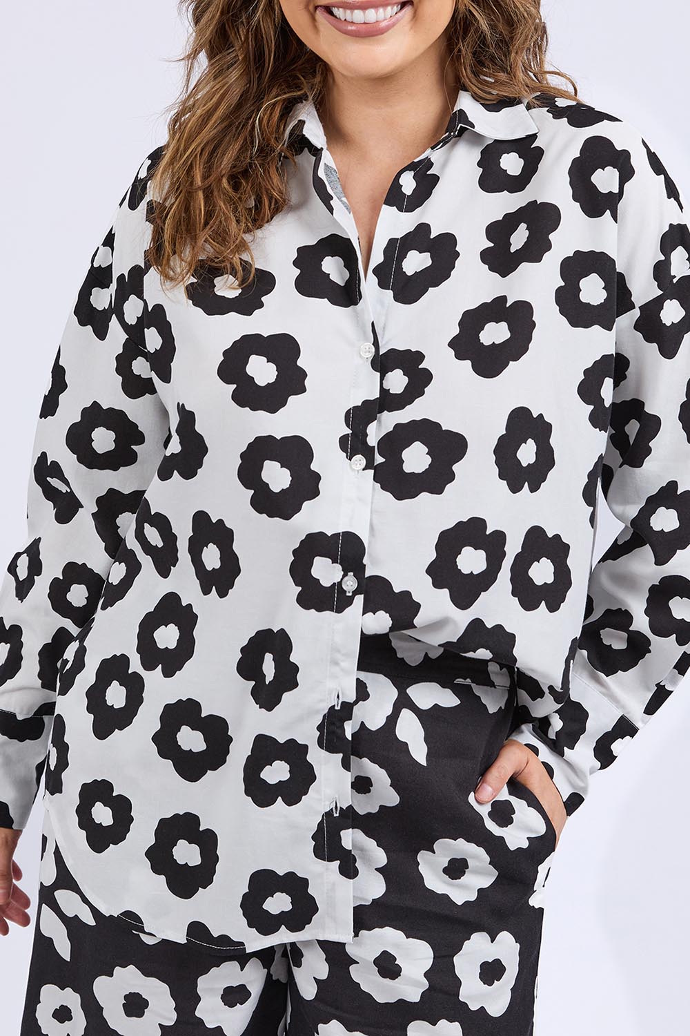 A model wearing the Azalea Lyocell Linen Shirt in colour Mars, from the front, cropped image