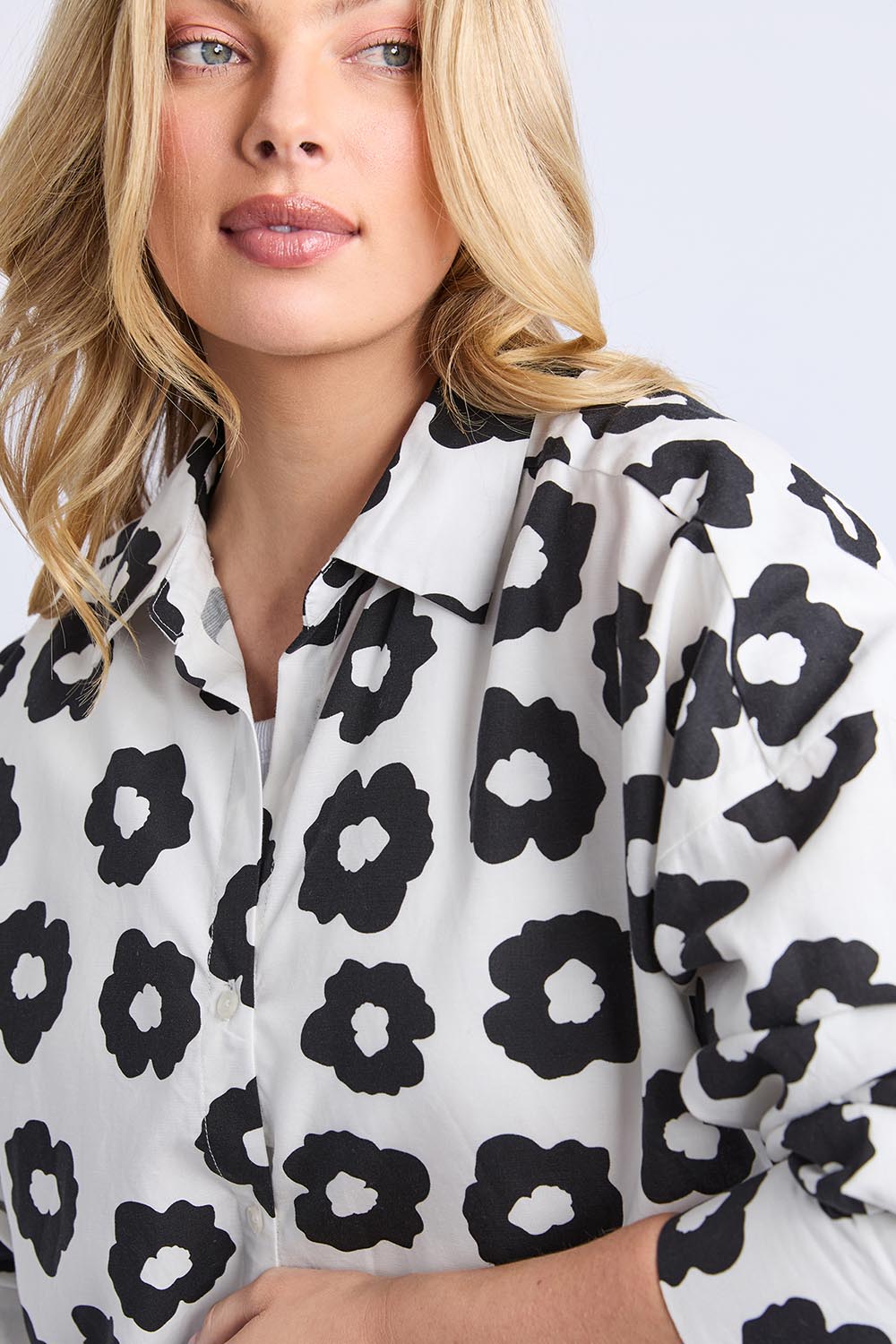 A model wearing the Azalea Lyocell Linen Shirt in colour Mars, from the front, cropped image