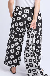 A model wearing the Azalea Lyocell Linen Pant in colour Navyazalea, from the back