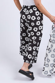 A model wearing the Azalea Lyocell Linen Pant in colour Navyazalea, from the back