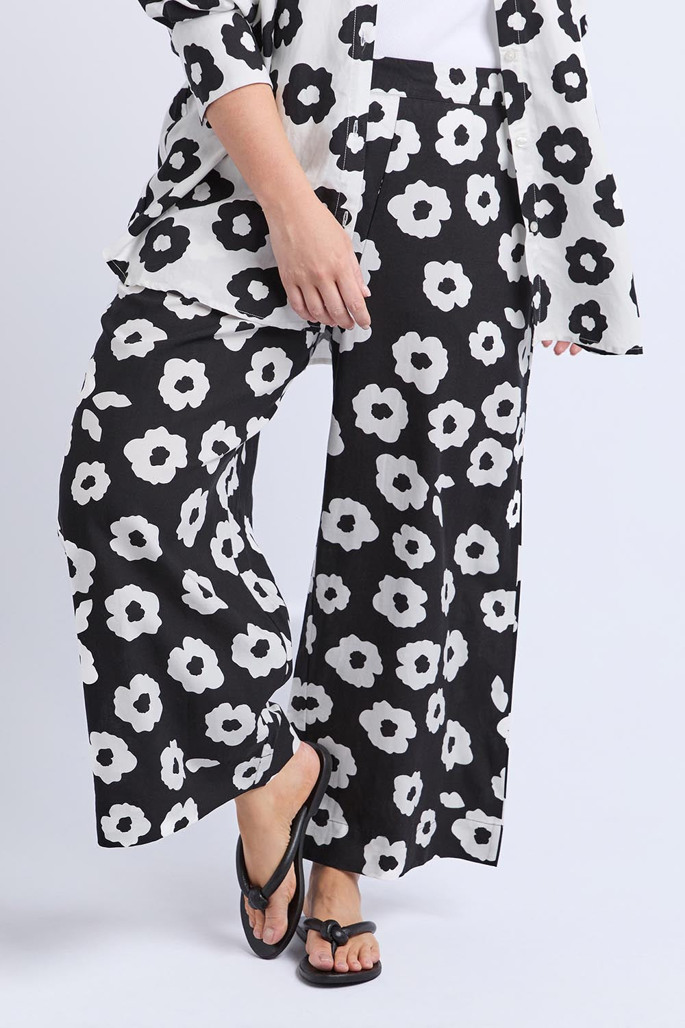 A model wearing the Azalea Lyocell Linen Pant in colour Navyazalea, from the front, cropped image