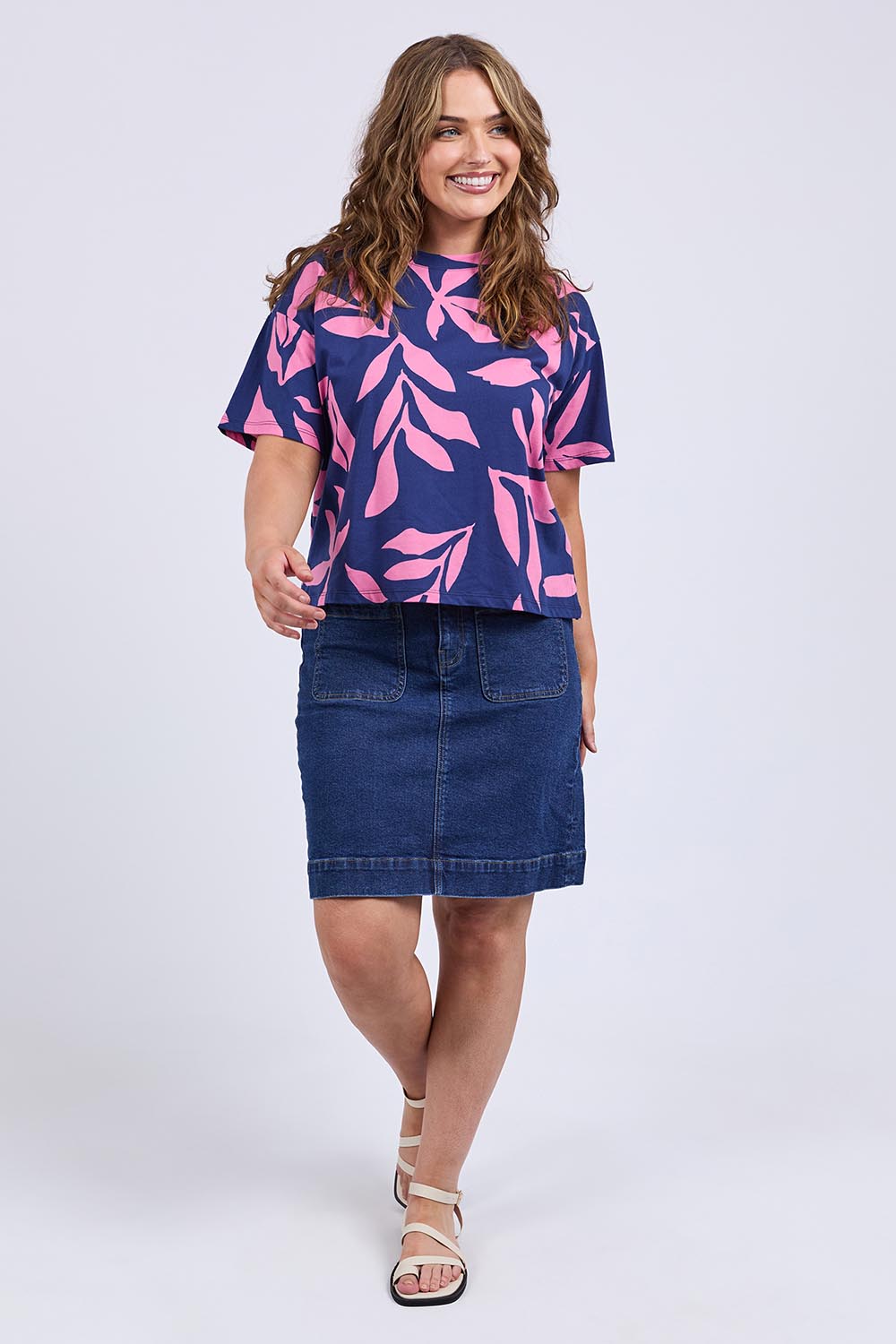 A model wearing the Mimosa Cotton Tee in colour Bluedepths, from the front, showing the whole outfit