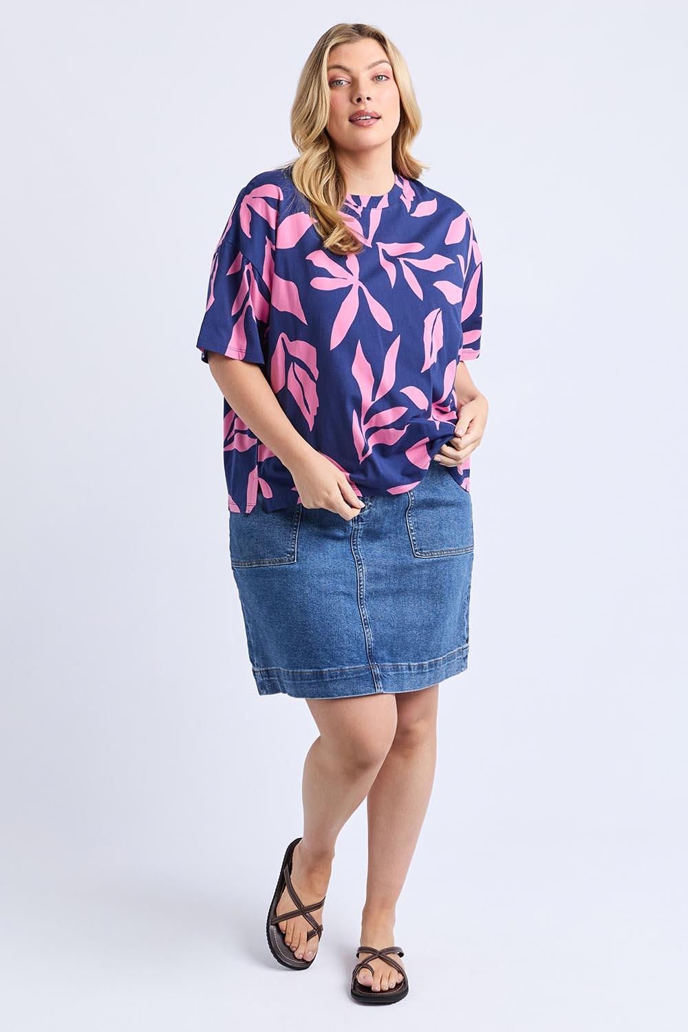 A model wearing the Mimosa Cotton Tee in colour Bluedepths, from the front, showing the whole outfit