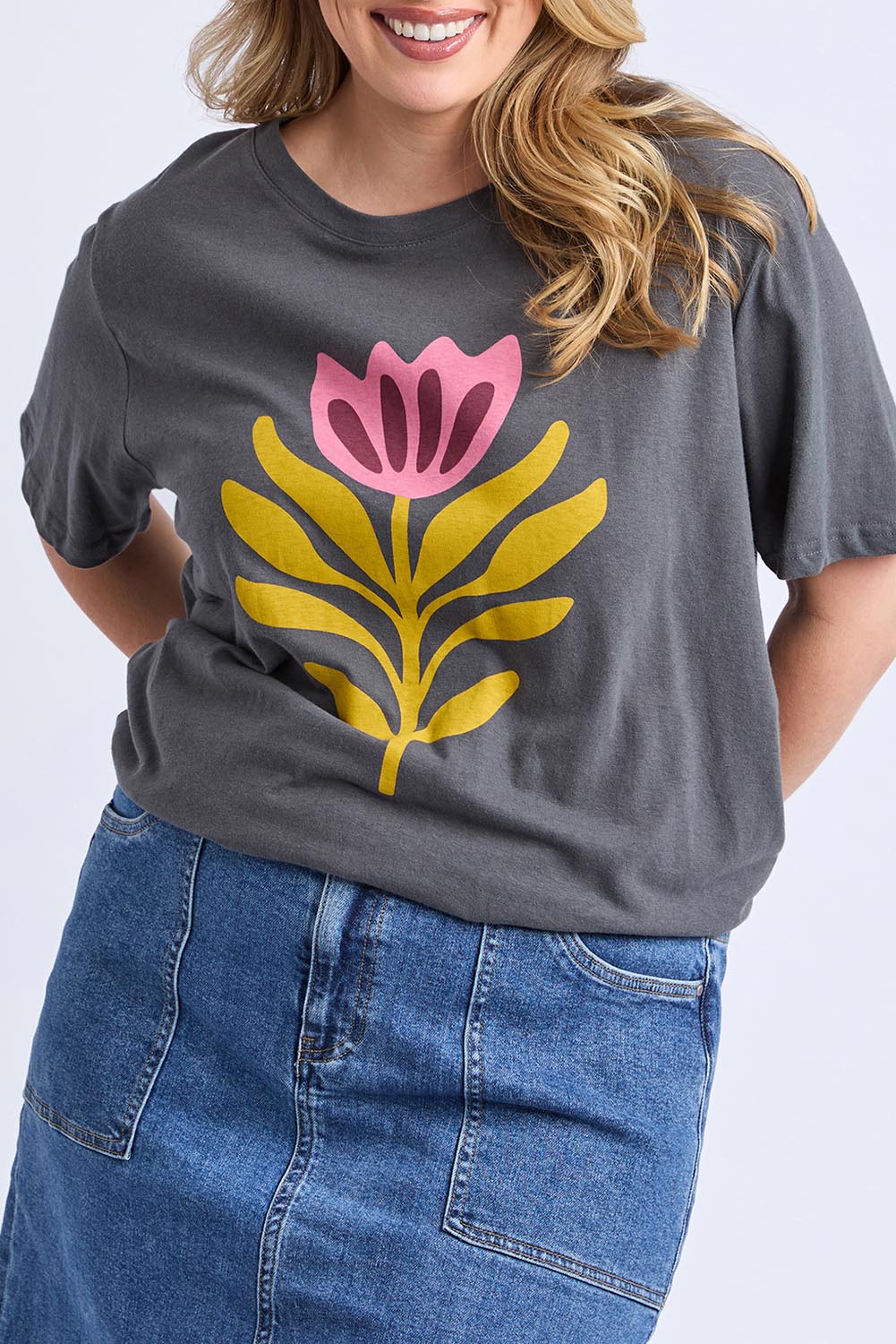 A model wearing the Fiore Cotton Linen Tee in colour Charcoal (Grey), from the front, cropped image