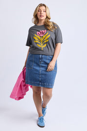 A model wearing the Fiore Cotton Linen Tee in colour Charcoal (Grey), from the front, showing the whole outfit