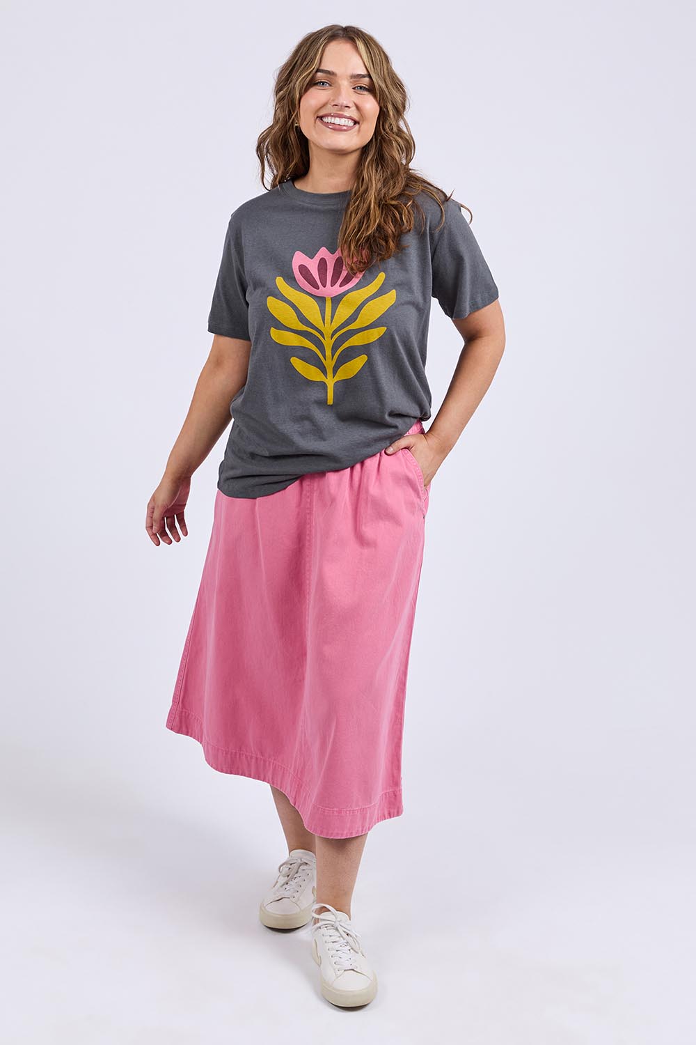 A model wearing the Fiore Cotton Linen Tee in colour Charcoal (Grey), from the front, showing the whole outfit