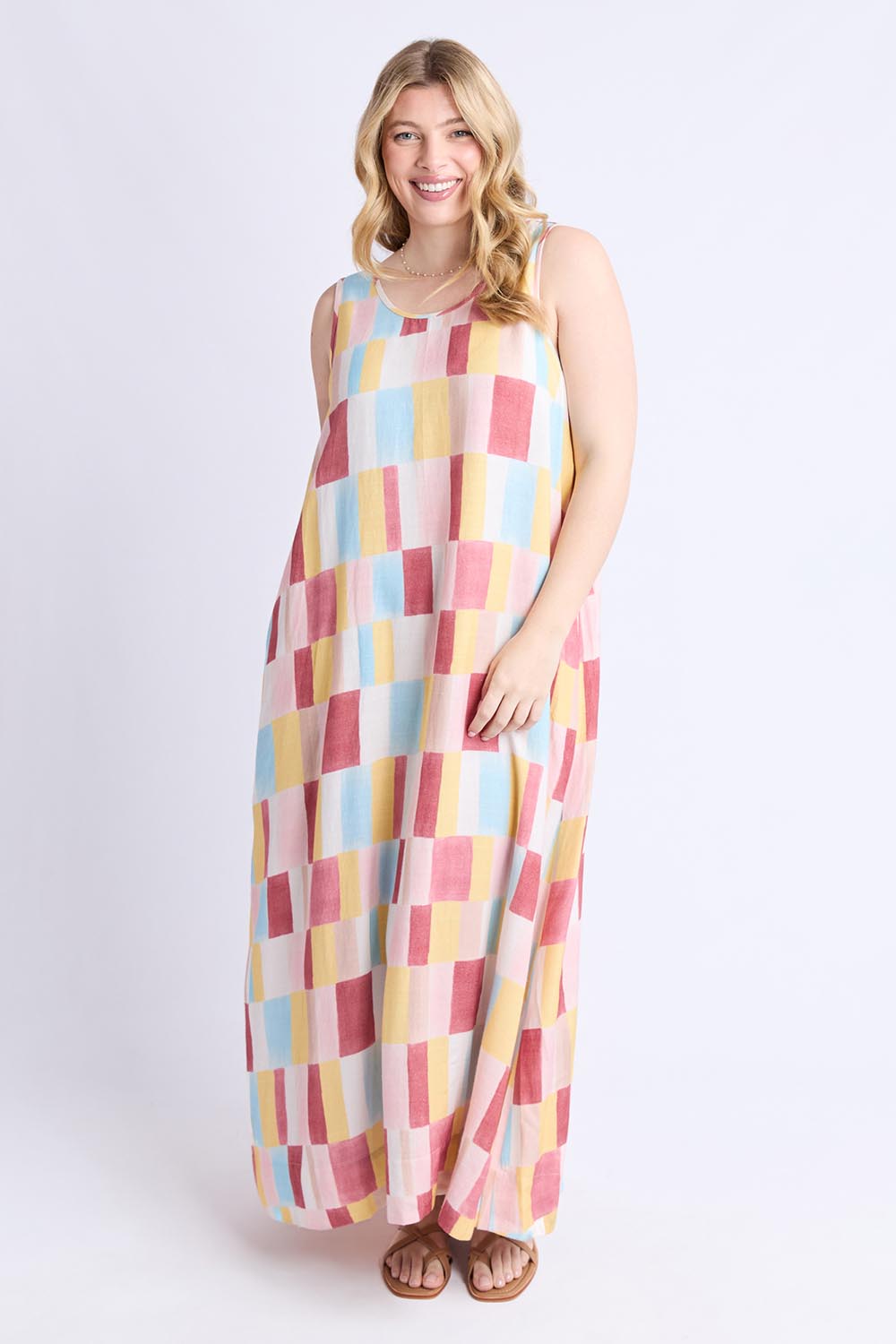 A model wearing the Cinque Linen Blend Dress in colour Cinquet, from the front, showing the whole outfit