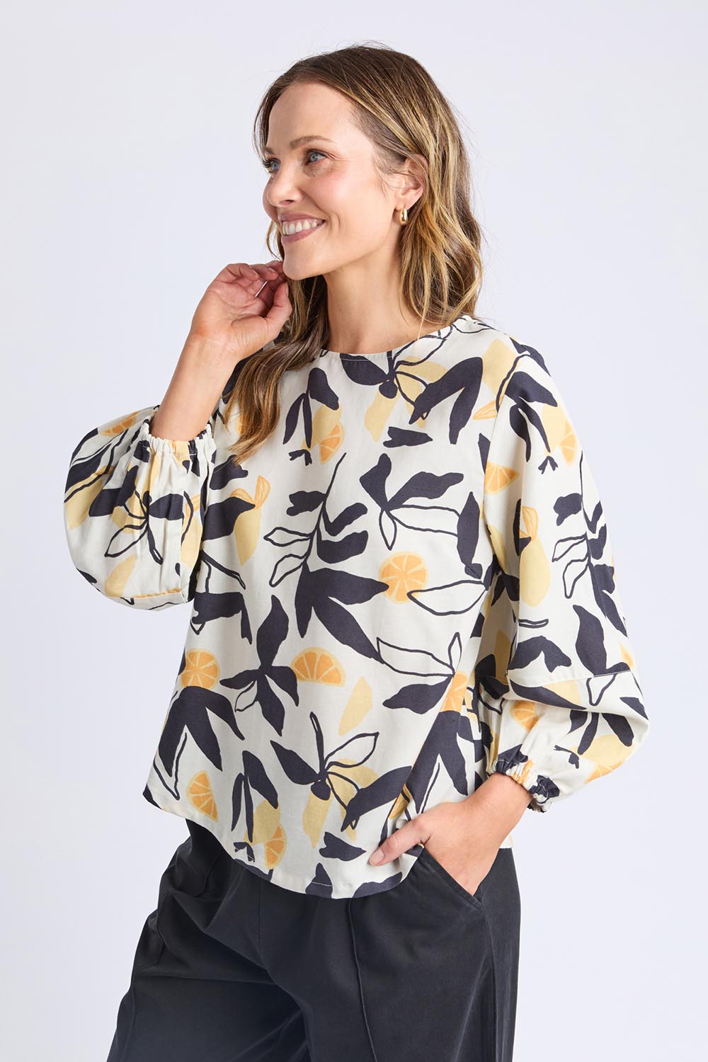 A model wearing the Limone Lyocell Linen Top in colour Limone, from the front, cropped image