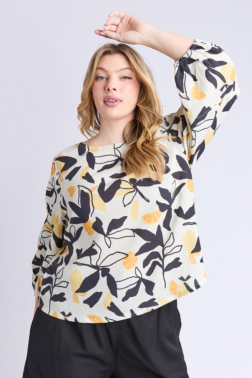 A model wearing the Limone Lyocell Linen Top in colour Limone, from the front, cropped image