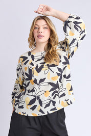 A model wearing the Limone Lyocell Linen Top in colour Limone, from the front, cropped image