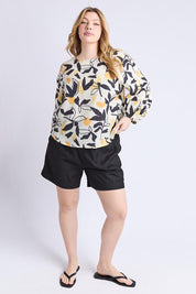 A model wearing the Limone Lyocell Linen Top in colour Limone, from the front, showing the whole outfit