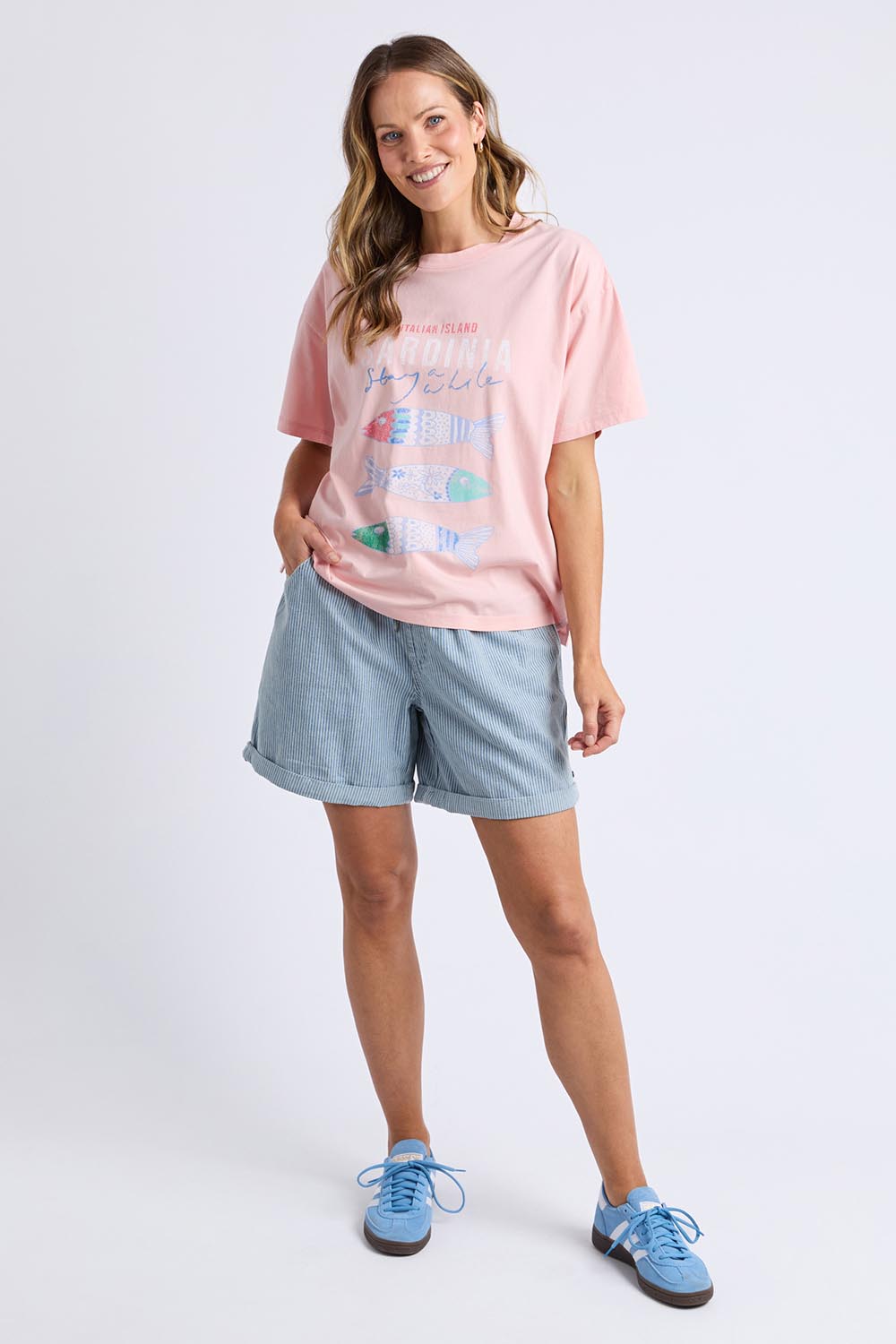 A model wearing the Sardinia Cotton Tee in colour Lightpink (Pink), from the front, showing the whole outfit
