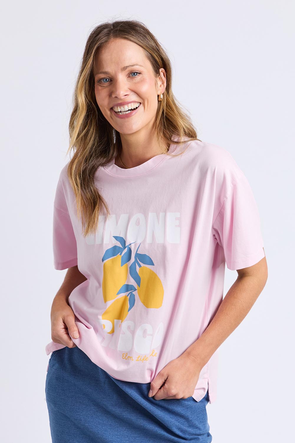 A model wearing the Limone Fresco Cotton Tee in colour Lightpink (Pink), from the front, cropped image