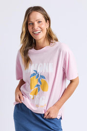 A model wearing the Limone Fresco Cotton Tee in colour Lightpink (Pink), from the front, cropped image