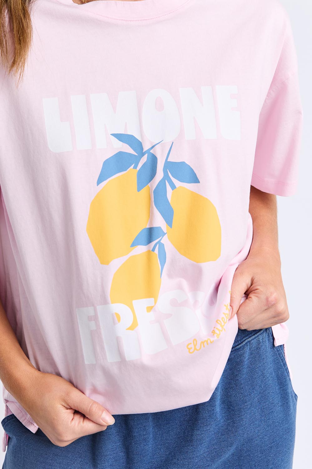 A model wearing the Limone Fresco Cotton Tee in colour Lightpink (Pink), from the front, cropped image