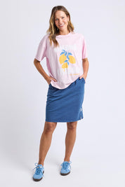 A model wearing the Limone Fresco Cotton Tee in colour Lightpink (Pink), from the front, showing the whole outfit