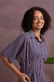 Model Genericm wearing size sample of the Samba Dress – Chinablue in colour Chinablue, in a cropped view