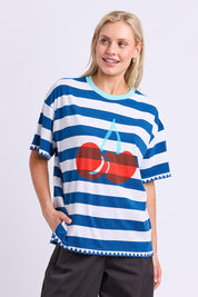 Model Genericm wearing size sample of the Cherry Tee – Chinablue in colour Chinablue, in a cropped view