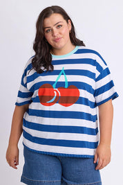 Model Genericm wearing size sample of the Cherry Tee – Chinablue in colour Chinablue, in a cropped view